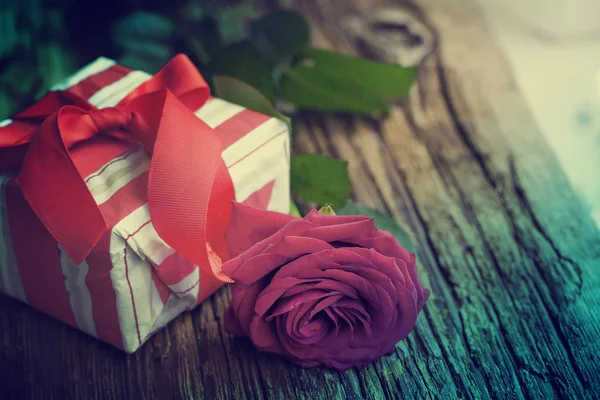 Όμορφο Τριαντάφυλλο Κόκκινο Κιβώτιο Δώρων Φόντο Ξύλινη — Φωτογραφία Αρχείου