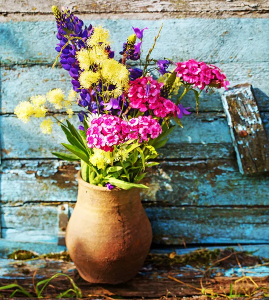 Kytice Barevné Čerstvých Divokých Květů Váze Dřevěné Stěny — Stock fotografie