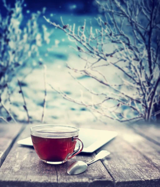 Tasse Tee Mit Tablette Auf Holztisch — Stockfoto