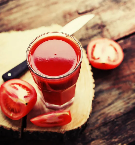 Jugo Tomate Con Tomate Cuchillo Sobre Fondo Madera — Foto de Stock