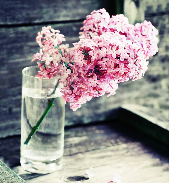 Frische Fliederfarbene Blütenzweige Vase Auf Holzoberfläche — Stockfoto