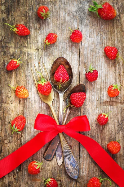 Verse Rijpe Verspreide Aardbeien Houten Oppervlak Met Bestek Gebonden Met — Stockfoto