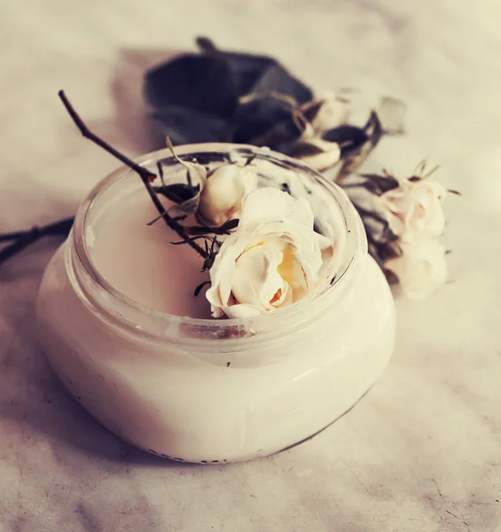 Białe Róże Świecę Szkle Jasnym Tle — Zdjęcie stockowe