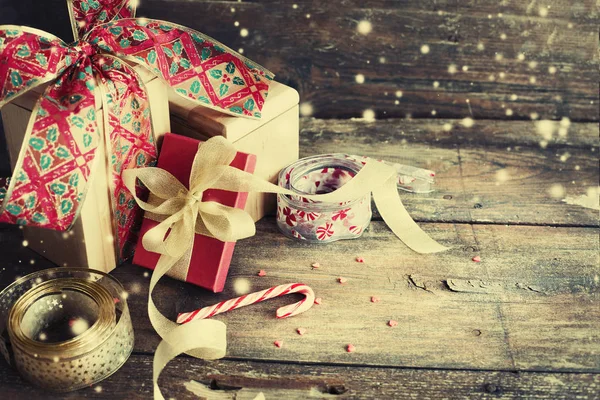圣诞礼物用木制背景上的丝带 — 图库照片