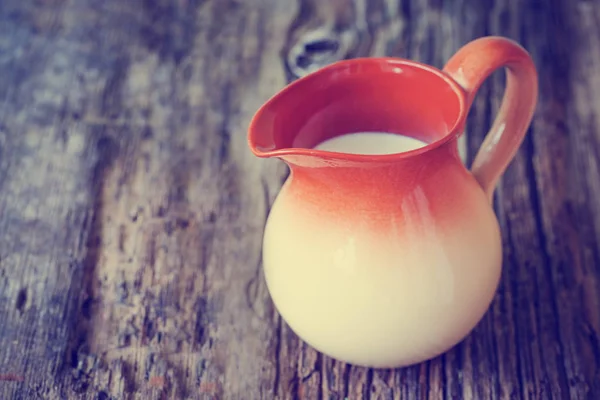 Tarro Cerámica Con Leche Sobre Mesa Madera —  Fotos de Stock