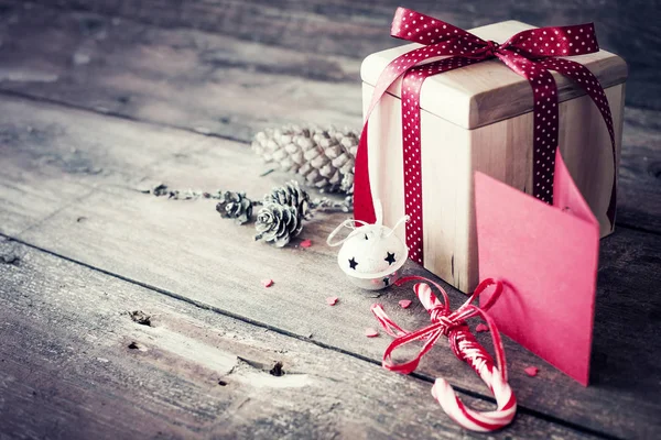 Vue Rapprochée Cadeau Noël Enveloppé Avec Des Décorations Vacances Sur — Photo