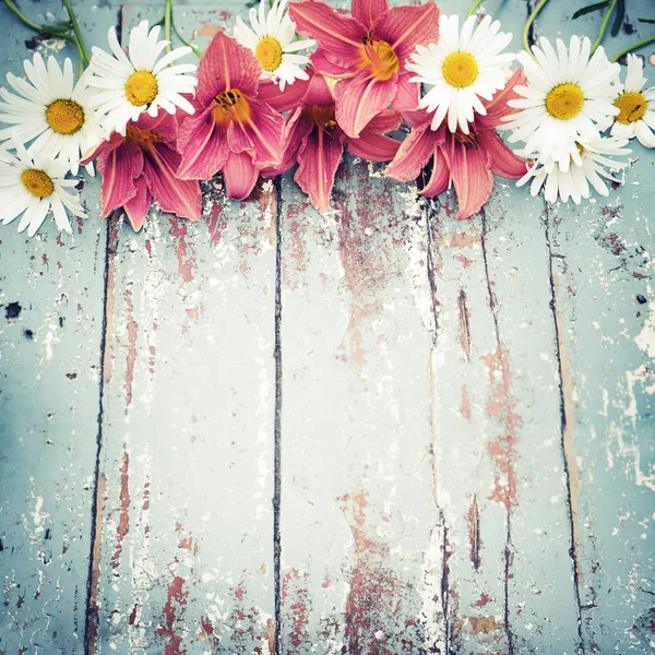 Widok Zbliżenie Kwiatów Piękny Lily Kwiaty Daisy Podłoże Drewniane — Zdjęcie stockowe
