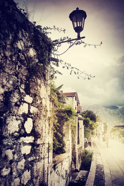 Rue Étroite Parmi Les Vieux Bâtiments Briques Aux Couleurs Vintage — Photo