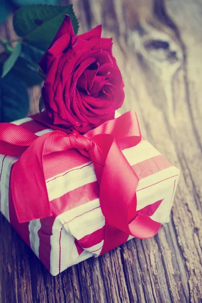Rote Elegante Rose Mit Geschenkkarton Mit Rotem Band Auf Holzhintergrund — Stockfoto