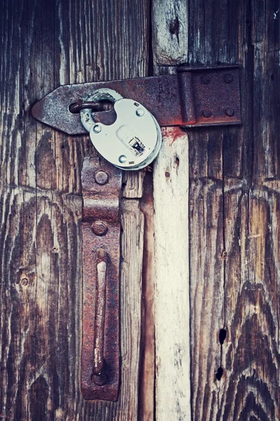 Kilitli Eski Ahşap Kapı Ile Asma Kilit Yakın Çekim — Stok fotoğraf