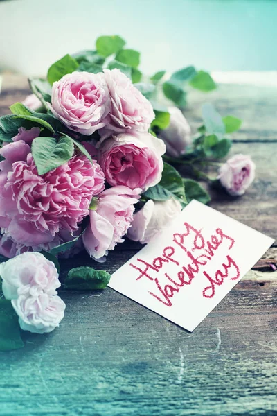 Geweldige Roze Bloemen Met Letters Houten Achtergrond — Stockfoto