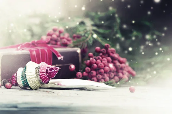 木製の背景にビンテージ スタイルの果実とカラフルなクリスマスの装飾のクローズ アップ ビュー — ストック写真