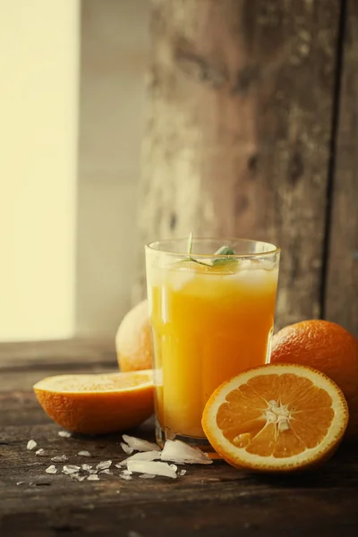 Jus Orange Met Sinaasappelen Houten Achtergrond — Stockfoto