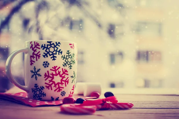 Vista Primer Plano Taza Café Con Malvaviscos Decoraciones Navidad Sobre — Foto de Stock