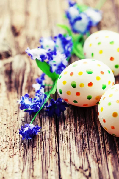 Ovos Pintados Coloridos Com Flores Roxas Fundo Madeira — Fotografia de Stock