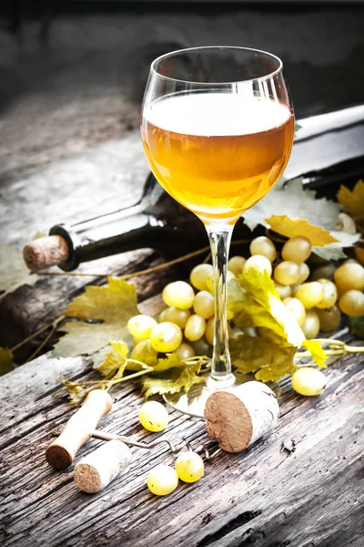 Bouteille Vin Blanc Avec Verre Raisin Bouchons Sur Table Bois — Photo