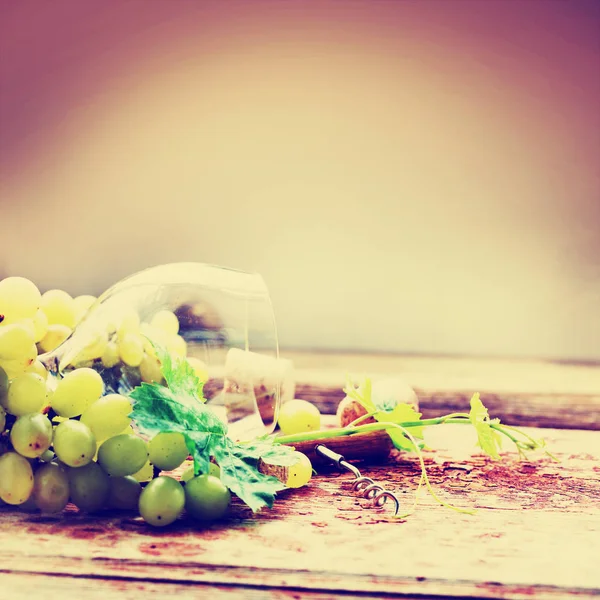 Glas Für Wein Trauben Und Korken Auf Holztisch — Stockfoto