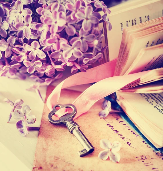 Open Book Key Lilac Flowers — Stock Photo, Image