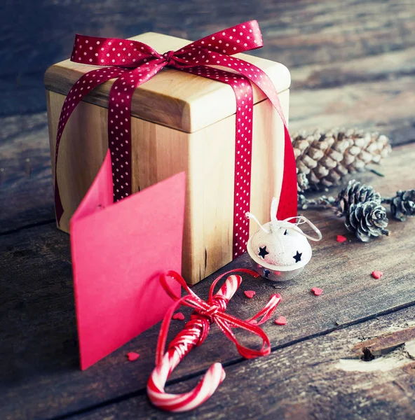 Vista Primer Plano Del Regalo Navidad Envuelto Con Decoraciones Navideñas —  Fotos de Stock