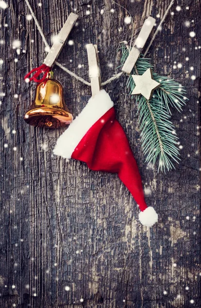 复古风格的圣诞老人帽子和圣诞节日装饰的特写镜头在木背景 — 图库照片