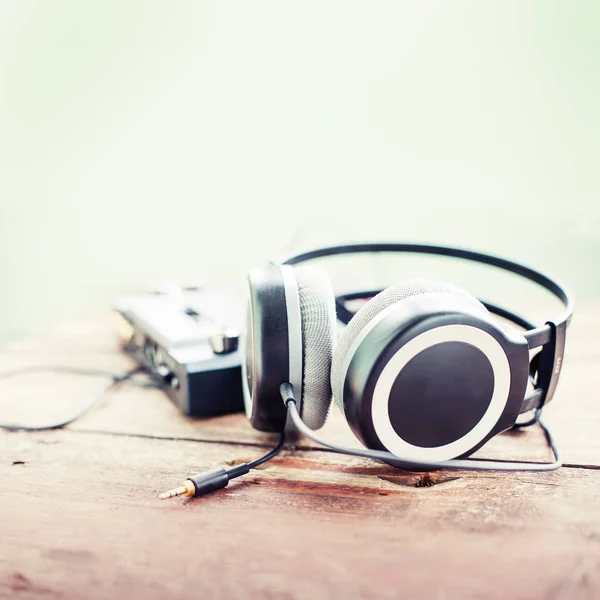 Auriculares Grandes Con Sintonizador Audio Sobre Fondo Madera —  Fotos de Stock