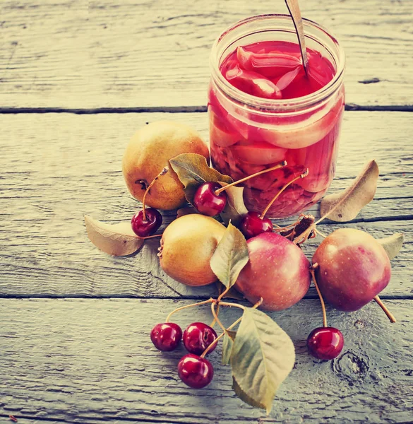 Vue Rapprochée Bocal Avec Confiture Fruits Sur Table Bois — Photo