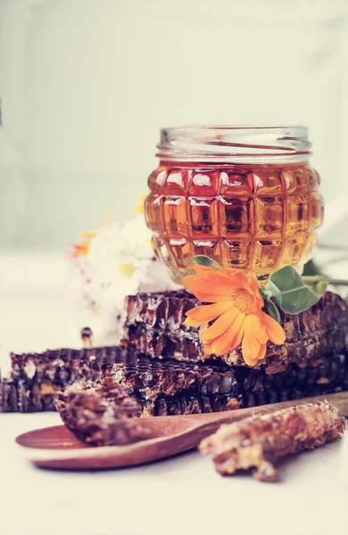 蜂蜜玻璃罐和蜂窝勺和花 — 图库照片
