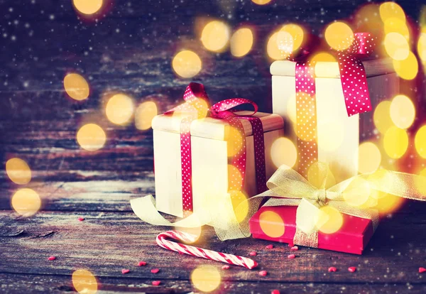 Vue Rapprochée Des Cadeaux Noël Enveloppés Avec Des Décorations Vacances — Photo