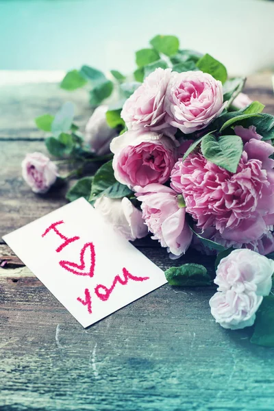 Nahaufnahme Von Pfingstrosen Blumen Und Einladung Zum Valentinstag — Stockfoto