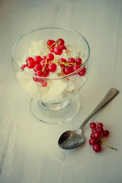 Gelato Bianco Ciotola Vetro Con Bacche Rosse Cucchiaio Sul Tavolo — Foto Stock