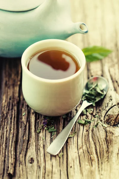 Widok Zbliżenie Świeży Herbata Cup Niebieski Czajniczek Drewnianym Stole — Zdjęcie stockowe
