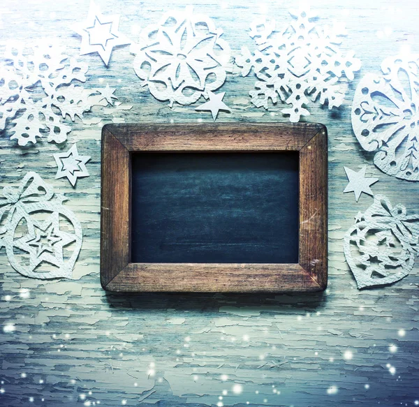 クリスマスの背景に雪 木製のテーブルの上の黒板の上から見る — ストック写真