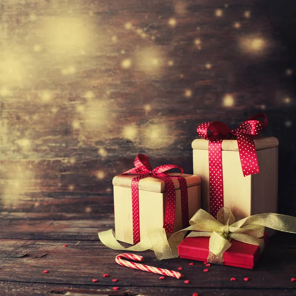 Vista Primer Plano Los Regalos Navidad Envueltos Con Decoraciones Navideñas — Foto de Stock