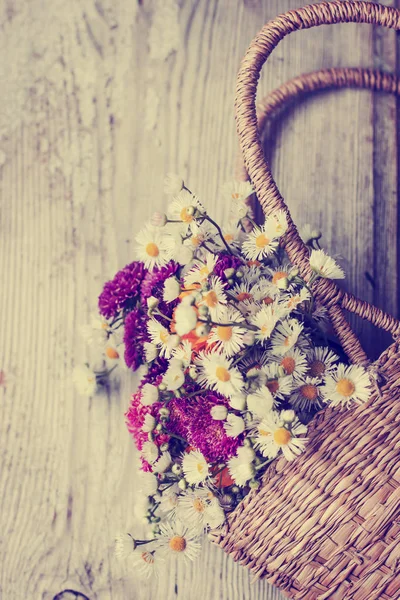 Close Beeld Van Natuurlijke Wilde Bloemen Boeket Mand Houten Oppervlak — Stockfoto