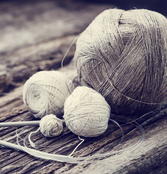 編み物 木製のテーブルの上の糸のクローズ アップ ビュー — ストック写真