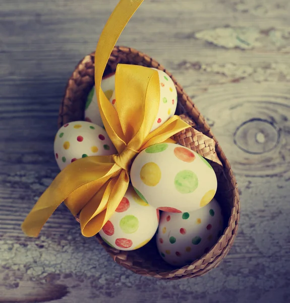 Vista Cerca Huevos Pascua Pintados Coloridos Funky Cesta —  Fotos de Stock