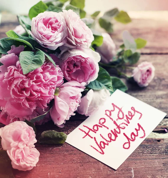 Geweldige Roze Bloemen Met Letters Houten Achtergrond — Stockfoto