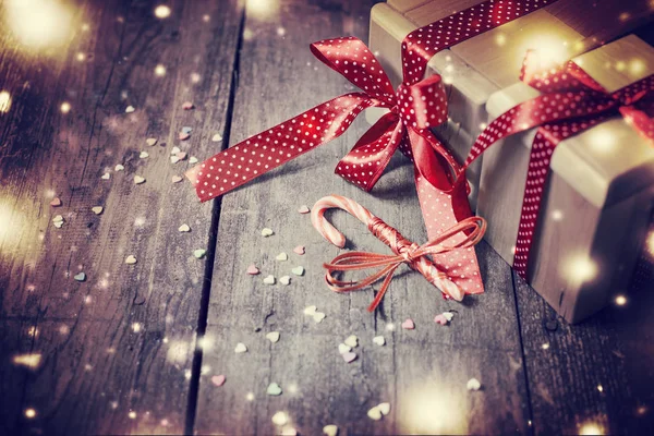 Close Beeld Van Verpakte Gift Van Kerstmis Met Decoraties Voor — Stockfoto