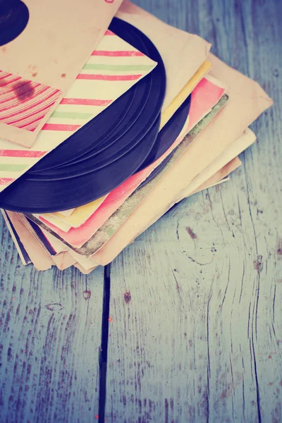 Vue Rapprochée Tas Disques Vinyle Sur Une Table Bois — Photo