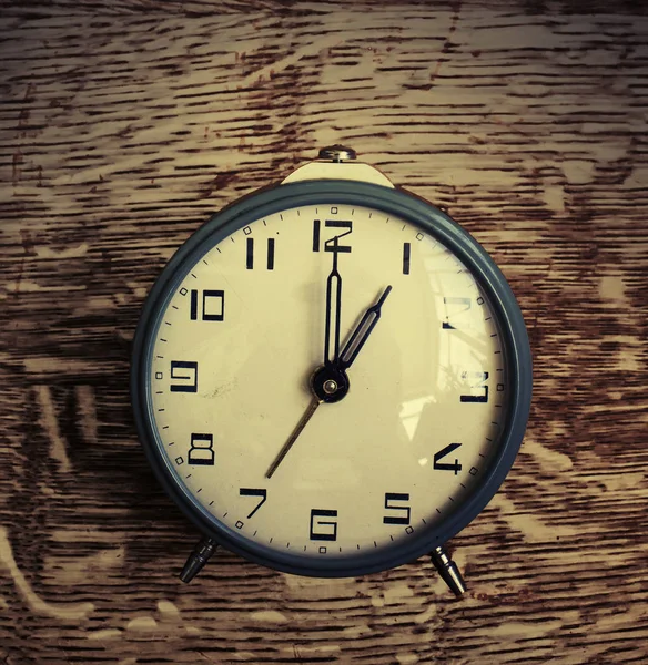 木製の背景にレトロな目覚まし時計のクローズ アップ ビュー — ストック写真