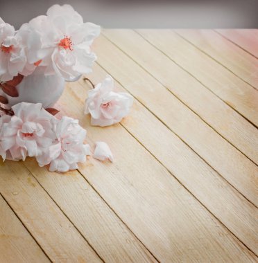 ahşap masa üzerinde seramik kavanoza nazik buket