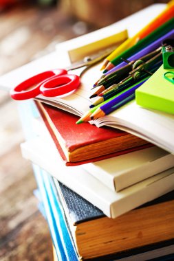 ahşap masa portre görünümü farklı okul malzemeleri