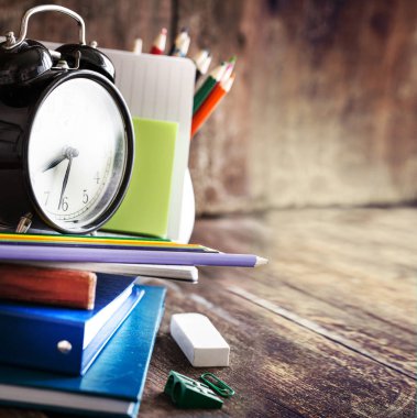 ahşap masa portre görünümü farklı okul malzemeleri