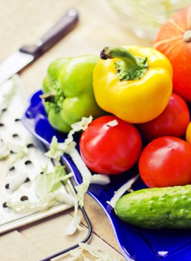 sebzelerin üzerine ahşap masa ile plaka closeup görünümü