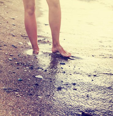 kadın çıplak ayak düşük açılı görünümü Kum Plajı üzerinde