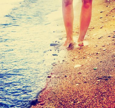 kadın çıplak ayak düşük açılı görünümü Kum Plajı üzerinde