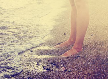 kadın çıplak ayak düşük açılı görünümü Kum Plajı üzerinde