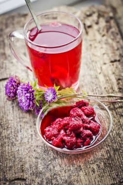 taze çay bardağı ile ahududu closeup görünümü