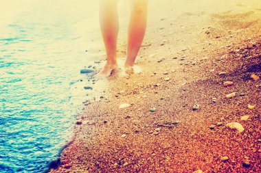 kadın çıplak ayak düşük açılı görünümü Kum Plajı üzerinde