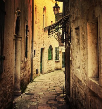 grunge renklerde vintage tuğla binalar arasında dar sokak